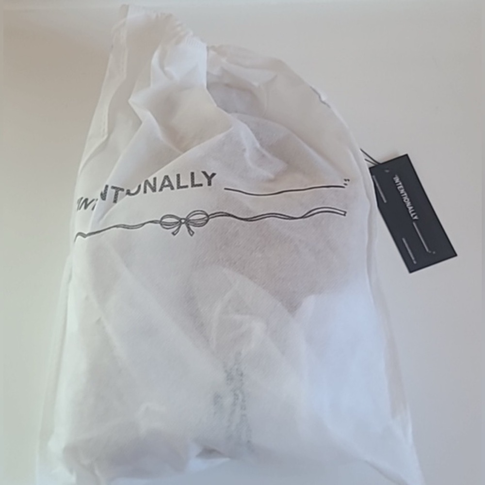 INTENTIONALLY BLANK Apres Slipper. NEW IN ORIGINAL
PACKAGING. Size 6. - Picture 8 of 9